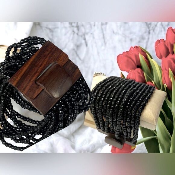 Stringy Beaded Bracelet l Wooden Accent  l Black w/ Brown Closure l Pretty! - Picture 1 of 7